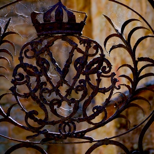Elément décoratif de grille en fer forgé surmonté d'une couronne et toiles d'araignées - France  - collection de photos clin d'oeil, catégorie clindoeil